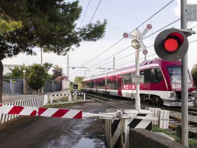 Il passaggio a livello che interrompe momentaneamente Strada Pezze del Sole